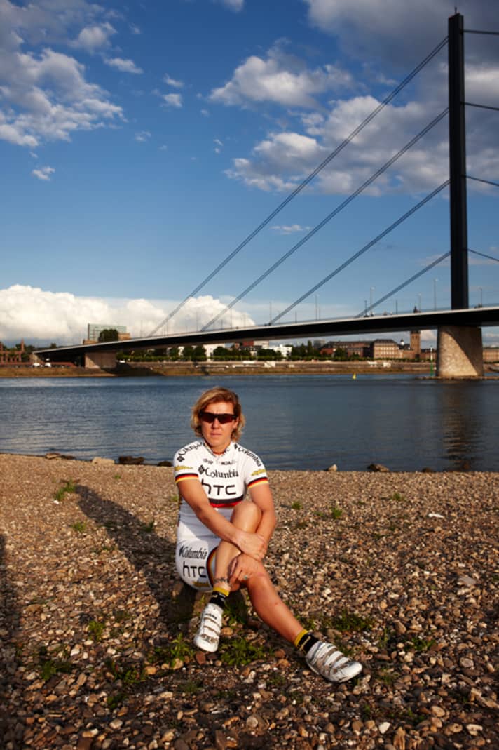   Rhein-Brücke als Symbol: Ina-Yoko Teutenberg lebt in den USA und in Mettmann 