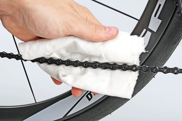   Die Fahrradkette kriegt am meisten Schmutz ab und braucht daher besonders viel Schmierstoff.