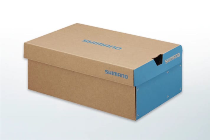 Shimano setzt bei den neuen Schuhverpackungen auf weniger Druckfarbe und Recycling-Material.