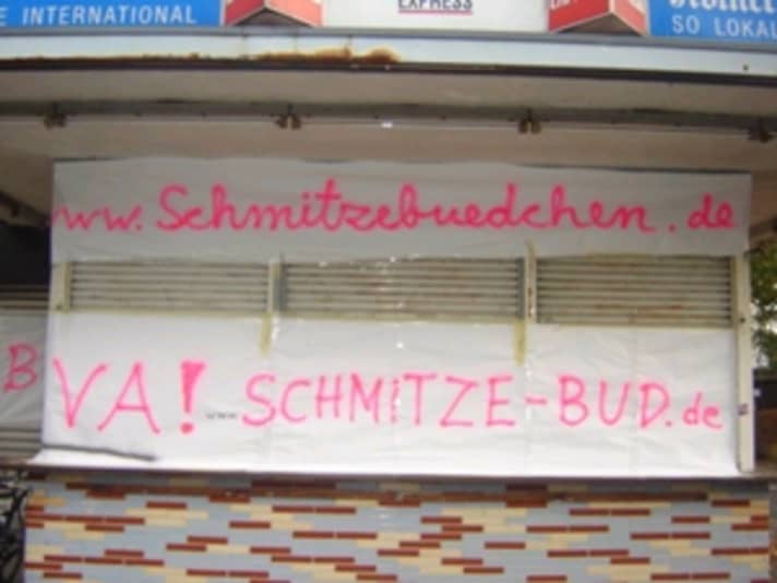   Seit 18 Monaten ist das "Schmitzebüdchen" zu – Fans wollen das unter anderem durch Anbringen von Plakaten ändern 