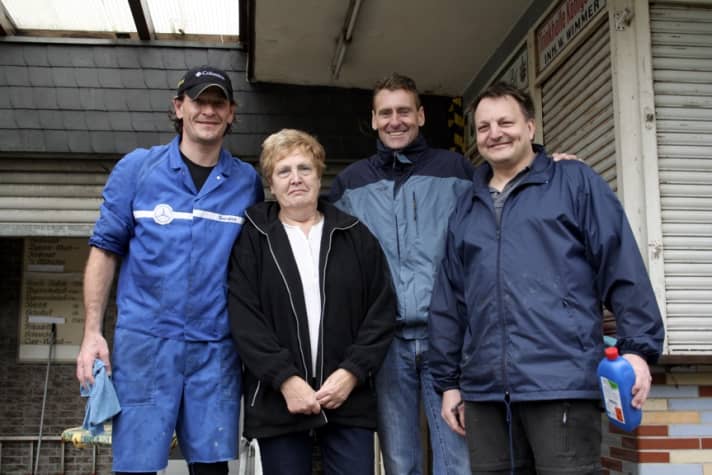   Der Erhaltung ihres Kiosks zuliebe griffen die Initiativ-Betreiber Ralpf Drager, Sebastian Ackermann und Martin Nolden (v.l.n.r.) auch schon zum Putzlappen und brachten die Schmitzebud auf Hochglanz. Noch-Beitzerin Marita Wimme sah's wohl mit etwas Wehmut 