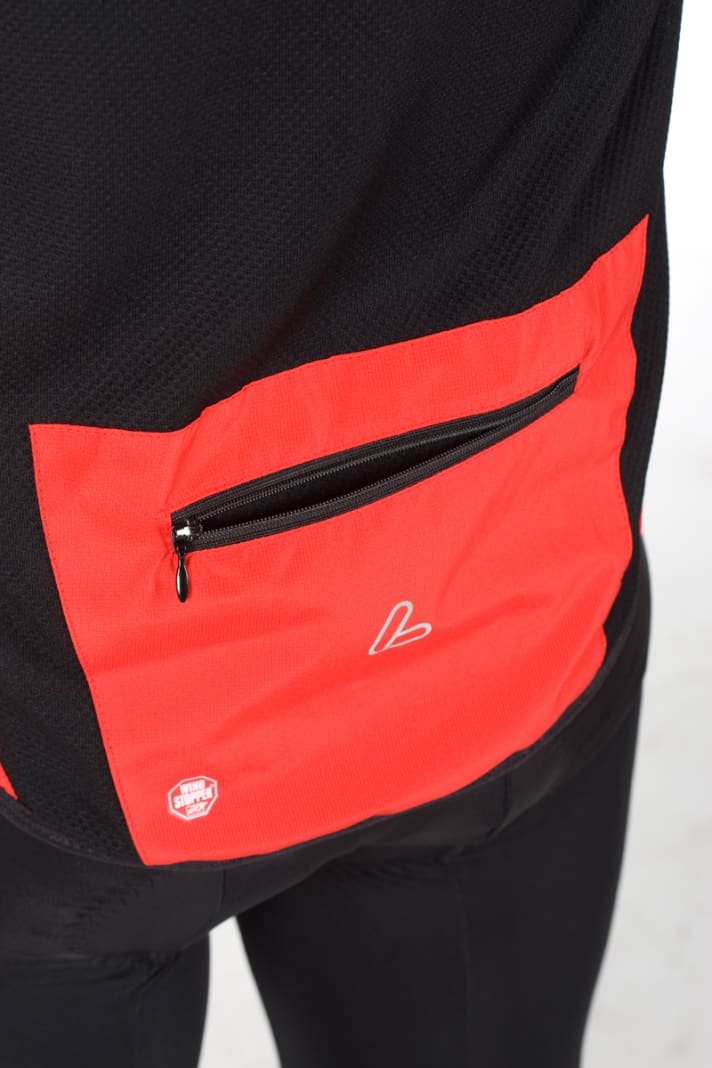   Bei Löffler dient die Rückentasche mit Reißverschluss als Stauraum und Spritzschutz am Po 