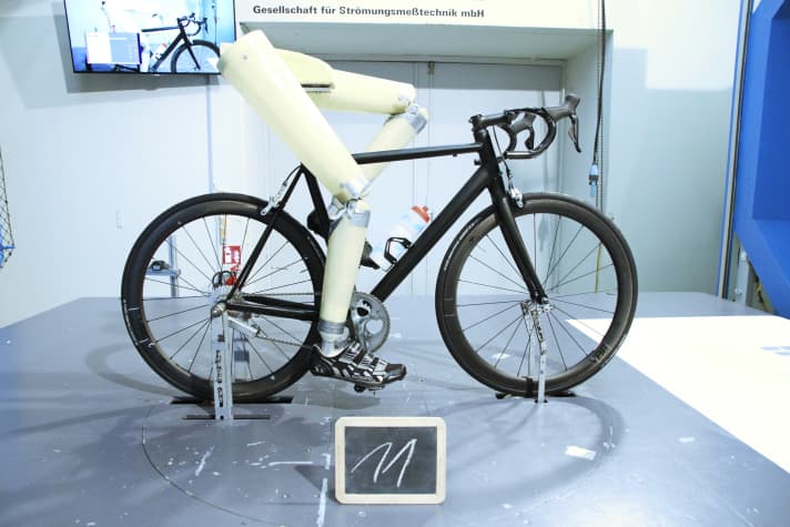   Im Windkanal: Die Aerodynamik und Seitenwindstabilität von Rennrad-Laufrädern mit Hochprofil-Felgen werden in einem Komplettrad gemessen.