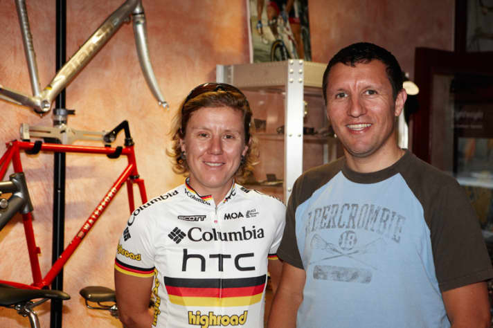   Unter Profis: Ina-Yokos Bruder Sven, selbst ehemaliger Radprofi, betreibt ein Radsport-Geschäft in Düsseldorf. 