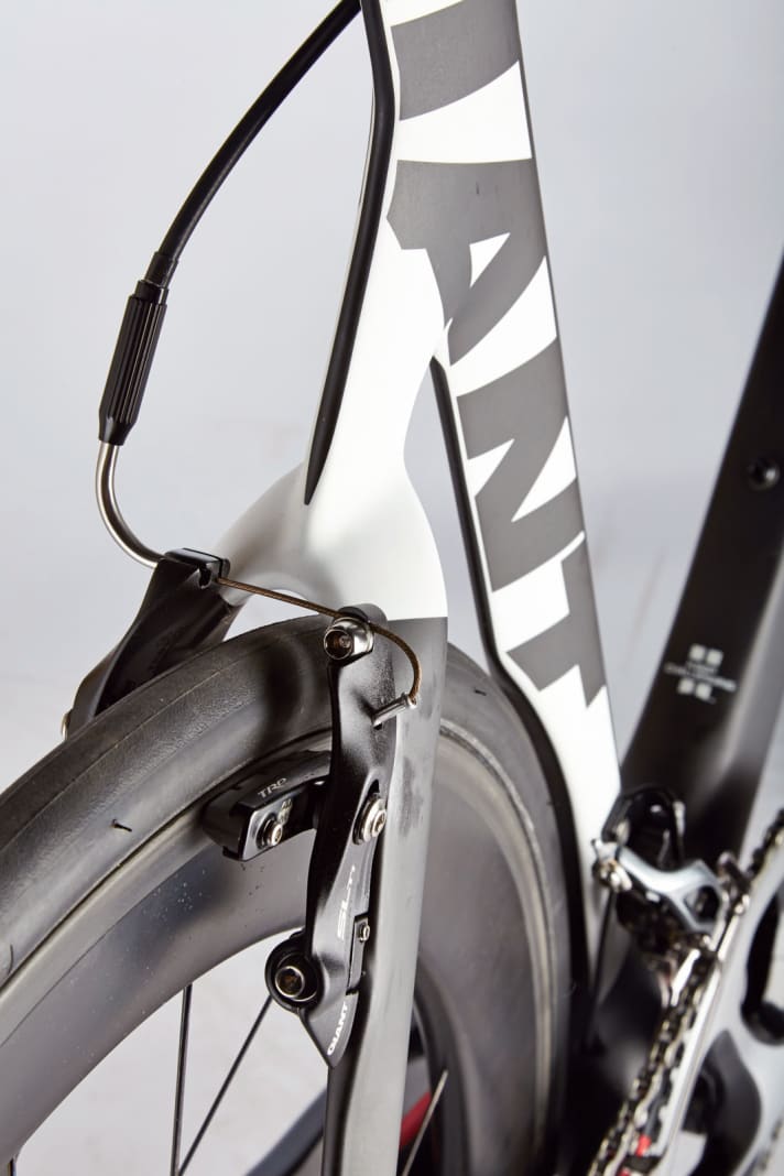   Giant Propel: Die gut funktionierenden V-Bremsen lassen anders als bei einem früheren Testrad genügend Platz für 25 Millimeter breite Reifen.