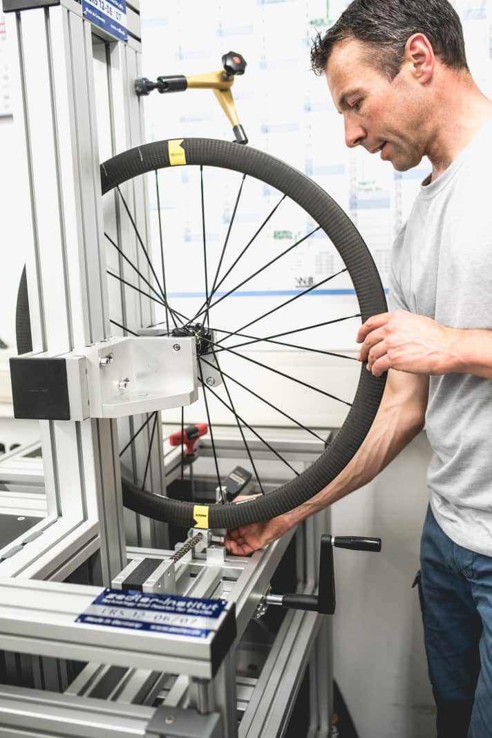   Steifigkeitsmessungen von Rennrad-Laufrädern im TOUR-Labor.
