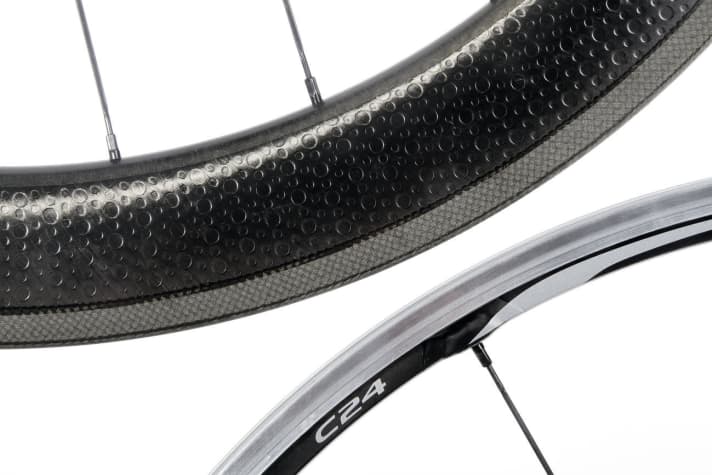 Carbon vs. Aluminium beim Rennrad-Laufrad: Nachweislich haltbare Carbonlaufräder kosten mindestens 2000 Euro pro Satz. 