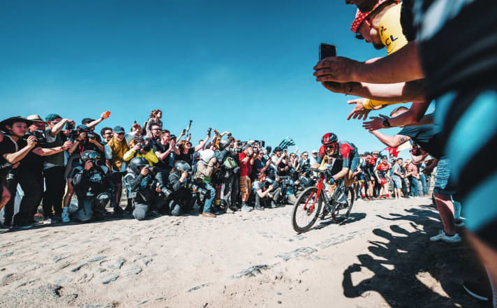 Paris-Roubaix 2022 mit Sieger Dylan van Baarle begeistert die Fans