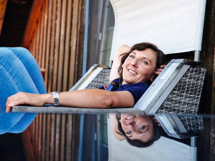 Lisa Brennauer entspannt auf dem Balkon ihrer Wohnung in Durach