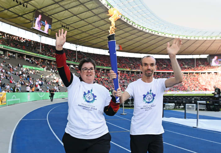 Werbe-Fackellauf für die Special Olympics: Kanutin Juliana Rößler und Robert Herberg
