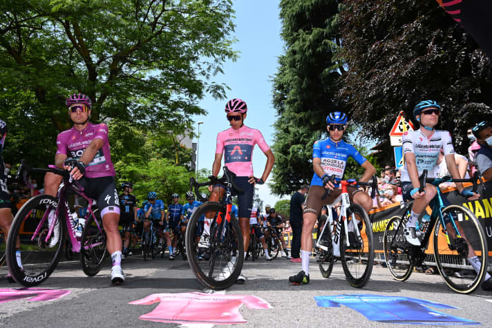 Das Maglia Ciclamino trägt beim Giro der Führende der Punktewertung, das Rosa Trikot der Gesamtführende. Daneben die Führenden in der Bergwertung (blau) und der beste Nachwuchsfahrer in weiß.