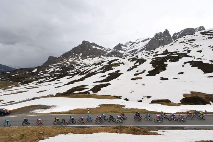 Bekanntes Bild beim Giro: Im Mai liegt an den hohen Alpenpässen, die das Fahrerfeld passiert, oft noch Schnee.