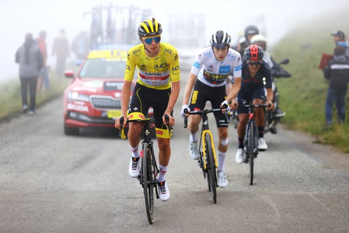 Der Gesamtführende der Tour de France trägt das Gelbe Trikot, der beste Nachwuchsprofi wird mit dem Weißen Trikot ausgezeichnet.