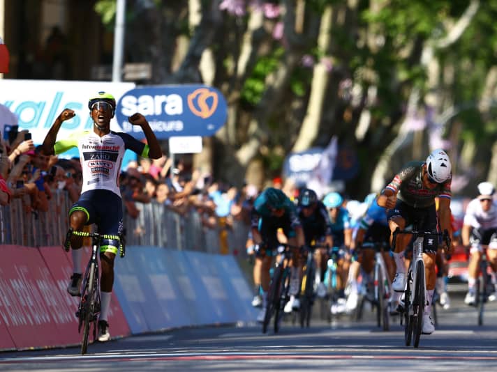 Tolle Geste: Mathieu van der Poel gratuliert Biniam Girmay für dessen Etappensieg beim Giro d’Italia.