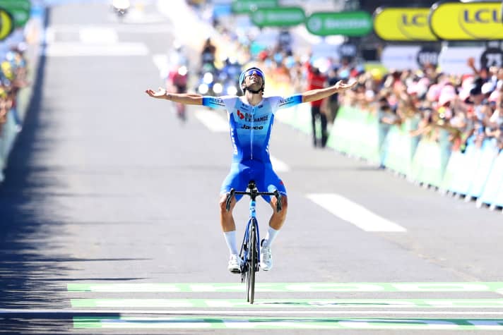 Michael Matthews bejubelt seinen Etappensieg bei der Tour de France 2022