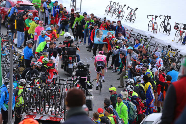 Auf der 16. Etappe des Giro d’Italia 2017 hatte Tom Dumoulin mit Magenproblemen zu kämpfen. Er verlor bei der Fahrt über den Umbrailpass viel Zeit