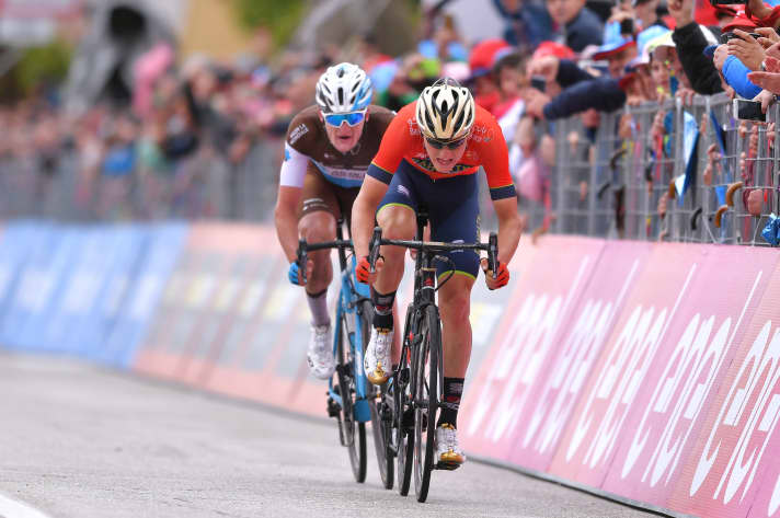 Giro d’Italia 2018: Nico Denz wird im Sprint von Matej Mohoric geschlagen 