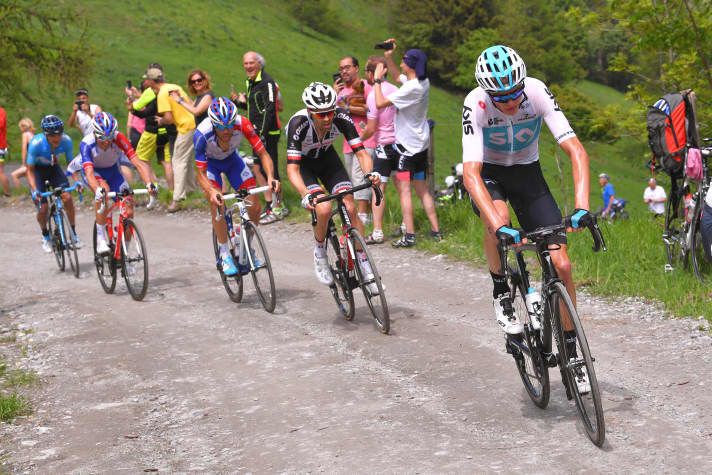 Giro d’Italia 2018: Chris Froome setzt 80 Kilometer vor dem Ziel am Colle delle Finestre zum Solo an. Tom Dumoulin und Thibaut Pinot sind staunende Zeugen