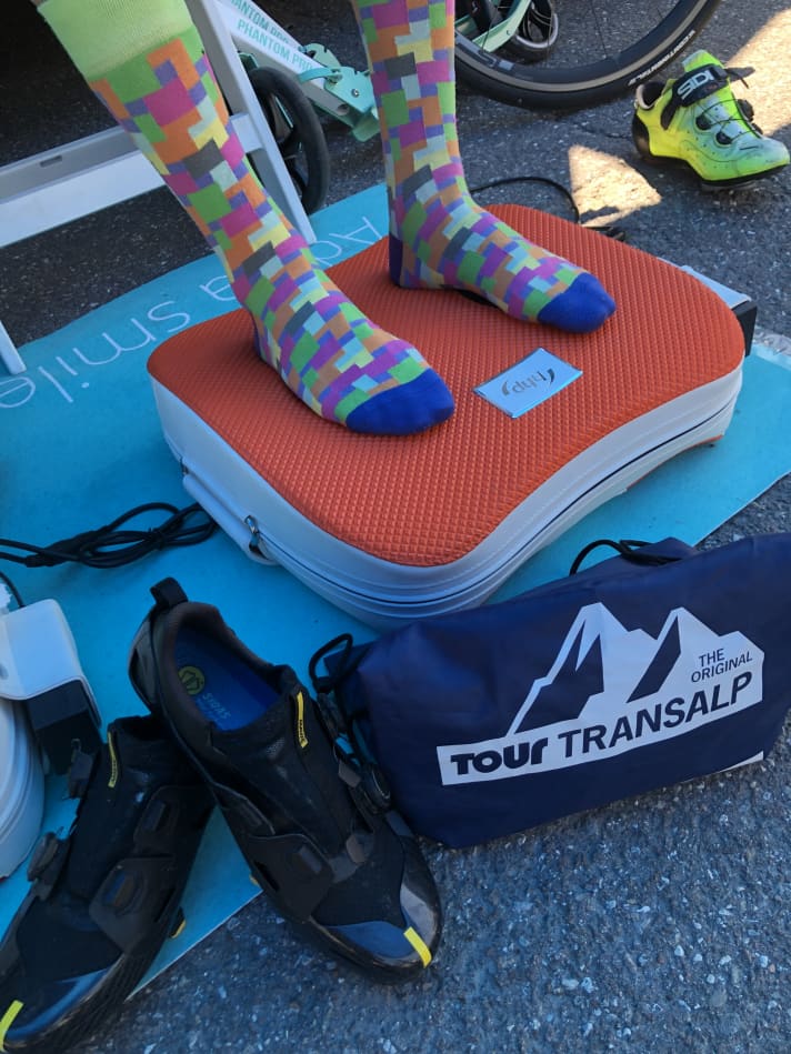 “Fußpflege” mit Anduflex nach einer absolvierten Etappe der TOUR Transalp.