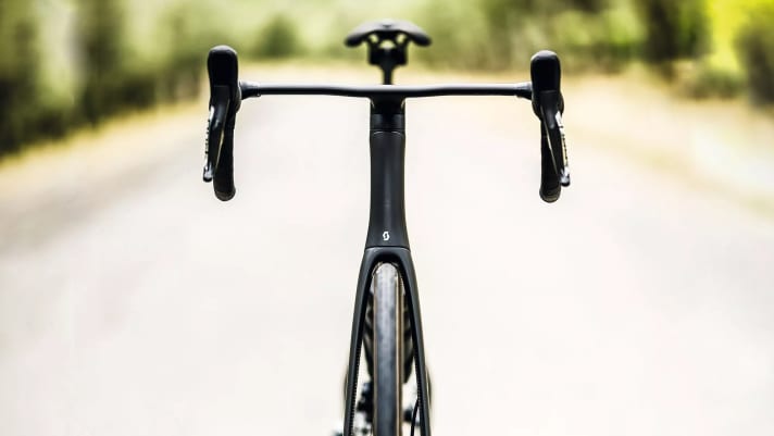 Das aufgeräumte Cockpit eines modernen Renners