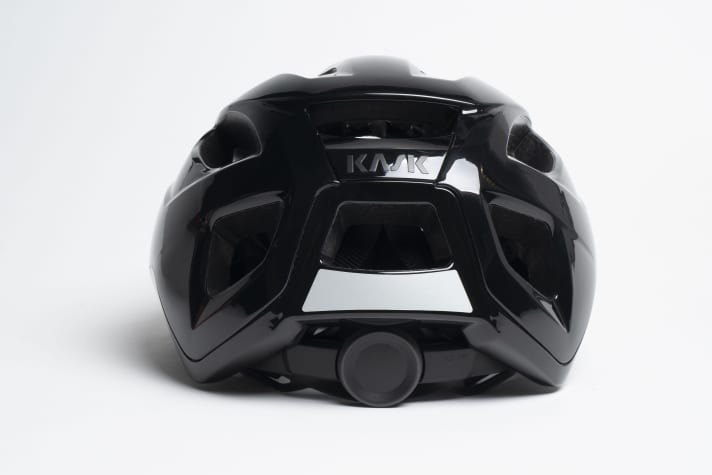 Das Drehrad zur Weiteneinstellung des Helms am Hinterkopf. Der weiße Reflektorstreifen erhöht zudem die Sichtbarkeit