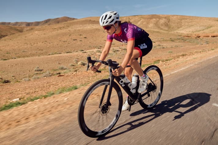 Entwickelt von Frauen für Frauen: Mit seinem neuen Aero-Rennrad will Liv Bikes bei sportlichen Radsportlerinnen punkten.