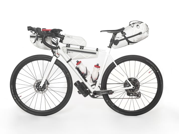Die ersten Bikepacking-Taschen von Cyclite. Nicht auf dem Bild zu sehen ist die Lenkerrolle, die zwischen Steuerrohr und Aero-Lenkertasche Platz findet.