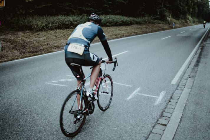 Die Strecke ist mindestens so fies wie schön: Wenige Pedalumdrehungen nach der Altstadt stellt sich die Straße auf.