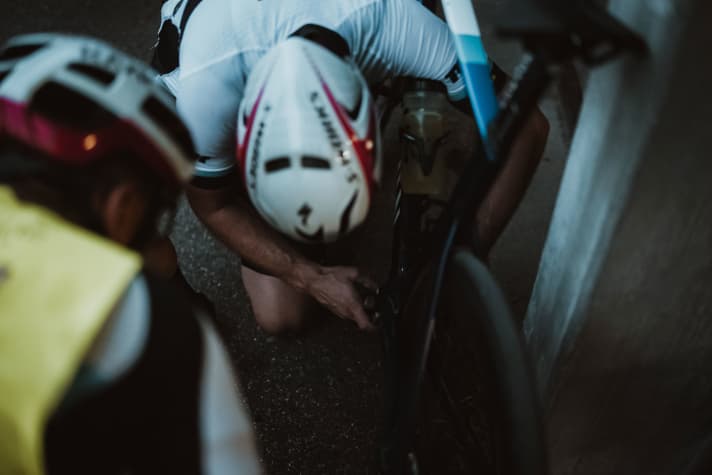 Technische Defekte kann man bei 24-h-Rennen gar nicht gebrauchen. Zum Glück war das Spiel der Kurbel dank der Hilfe des Schrauber-Teams von Radsport 2000 schnell gefixt.