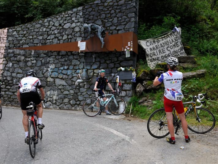 Am Mortirolo erinnert ein Denkmal an Marco Pantani