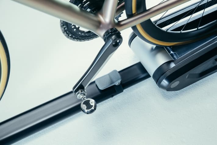 Der neue Wahoo Kickr Rollr lässt sich mit der verstellbaren Radstandklemme mit Schnellverschluss schnell und einfach an verschiedene Räder anpassen.