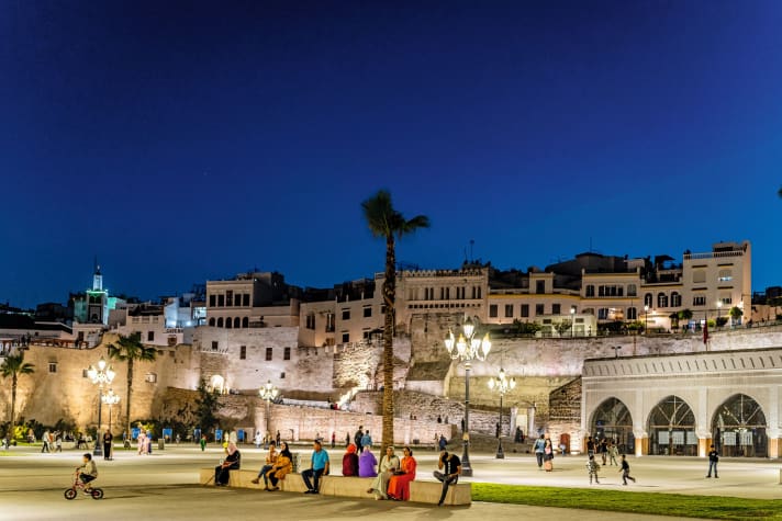 Flaniermeile am Abend: die Hafenpromenade von Tanger unterhalb der Medina