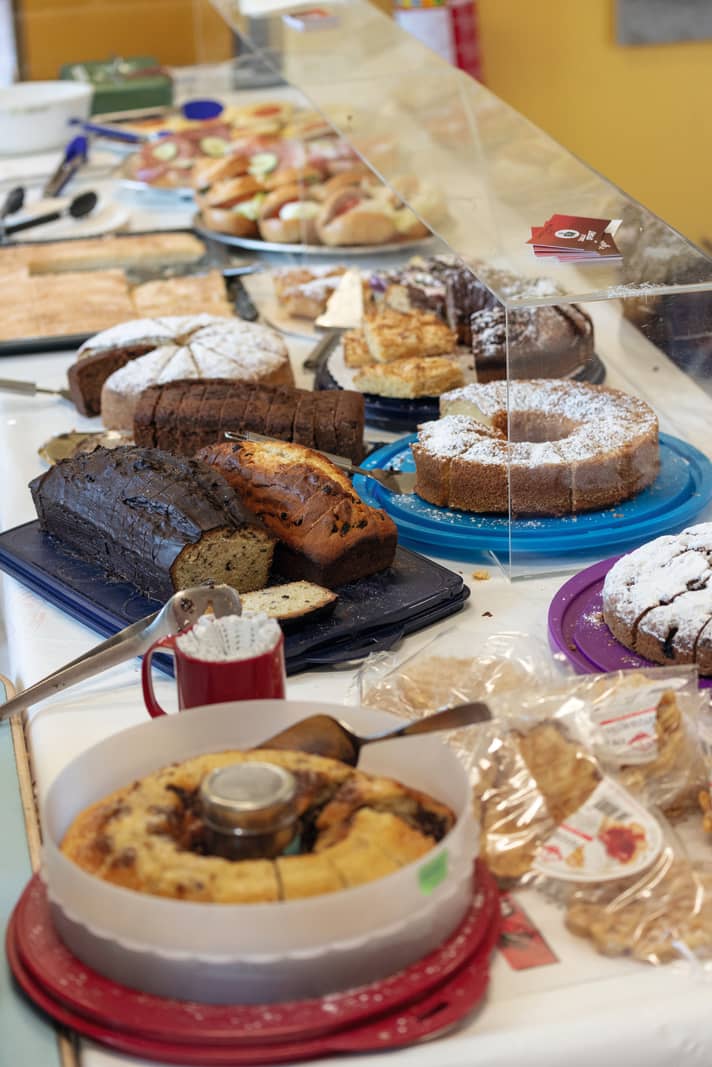 Im Ziel angekommen wartet im Foyer der Realschule Waltrop selbstgebackener Kuchen und andere Snacks auf die Teilnehmenden der CTF.