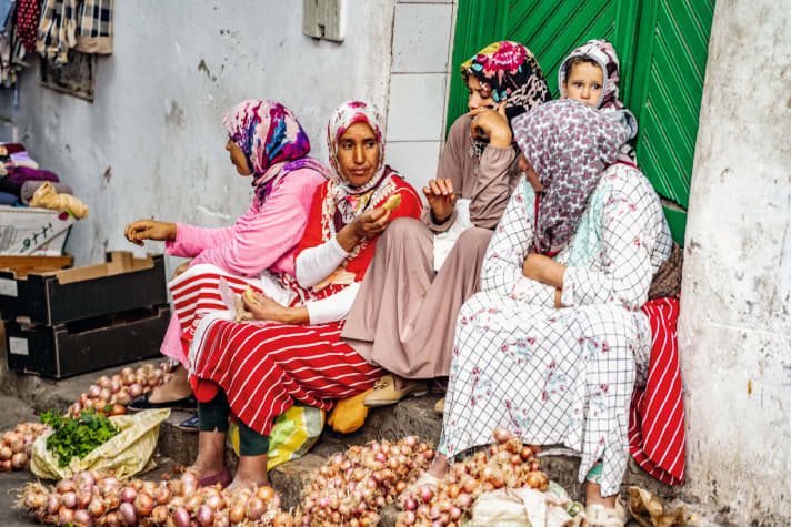 In der Medina von Tétouan verkaufen Frauen Zwiebeln und Minze