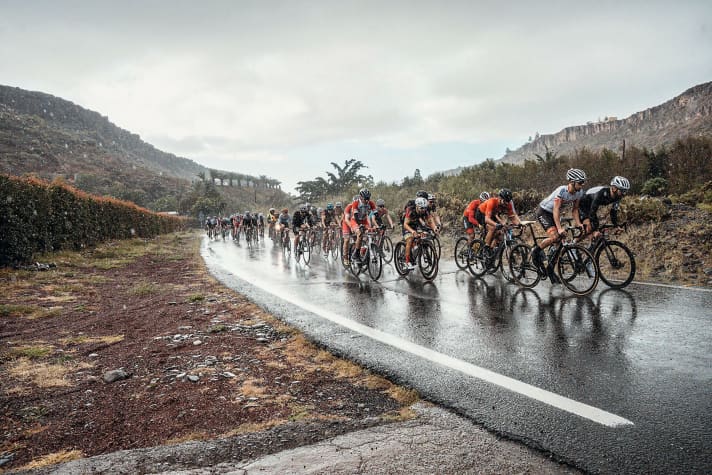 Epic Gran Canaria: Im Tal von Ayagaures prasselt der Regen auf das Fahrerfeld – ein ­seltenes Bild im Süden der Insel