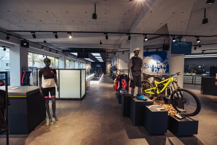   Auf über 300 Quadratmeter Ausstellungsfläche kann man von Mountainbikes über E-Bikes bis hin zum Rennrad sämtliche Rose-Modelle begutachten.