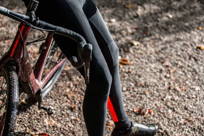 Schwerere, lange Radhosen mit Membran bieten den besten Kälte- und Nässeschutz für Rennradfahrer im Winter. 