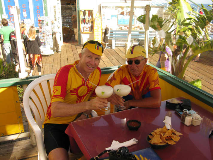   Ende der Strapzen :Pete Mijnssen (links) und Autor Dres Balmer gönnen sich einen Margarita am Pazifik bei Santa Monica/Los Angeles 