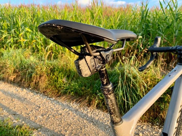   Bedienen lässt sich die Reverb XPLR mit allen AXS-Hebeln von Sram – ob Rennrad-Shifter oder MTB-Controller. An unserem Testbike musste man beide eTap AXS-Schalthebel gleichzeitig betätigen, um die mechanische Arretierung zu lösen.