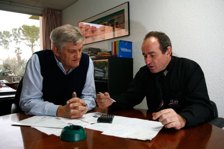   Max, der Manager (rechts): Hürzeler hasst Schriftverkehr. Lieber redet er mit Geschäftspartnern, wie mit Hotel-Delta-Besitzer Antonio Buadesisi 