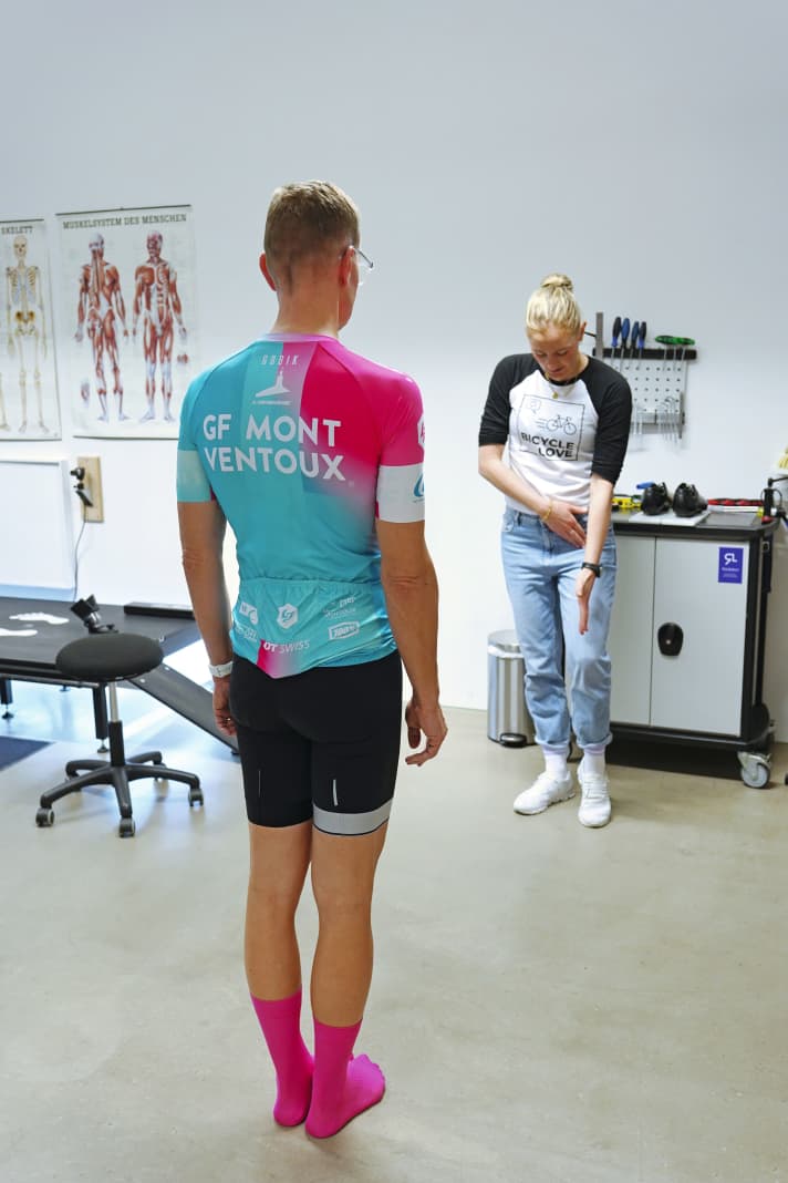 Durch Beobachtung des Gangs findet Uli Plaumann Hinweise zur Korrektur der Pedalplatten