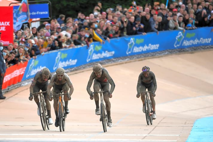 2021 regnete es bei Paris-Roubaix. Die Fahrer wie Sieger Sonny Colbrelli (2. von links) waren kaum noch zu erkennen