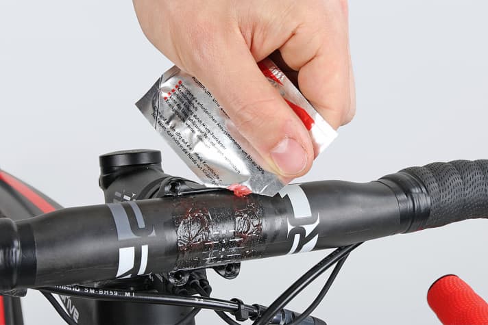   Carbon braucht eine Sonderbehandlung mit spezieller Montagepaste wie im Bild am Rennradlenker.