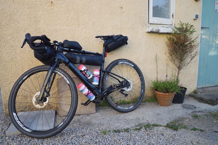   Mehr Balast als gewohnt: Straßenprofi Lachlan Morton war mit allerhand Bikepacking-Zubehör unterwegs.