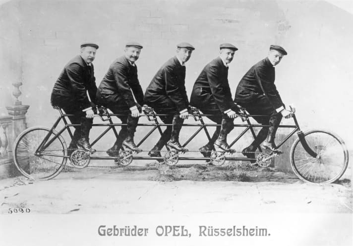   Die fünf Opel-Brüder – hier auf ihrem Quintuplet – fuhren zu Beginn des 20. Jahrhunderts auf ihren Rädern zusammen über 560 Siege ein.