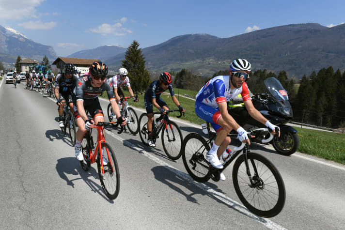 Schon in seinem letzten Jahr für das Kontinental-Team Tirol KTM Cycling war Georg Steinhauser (links) bei der Tour of the Alps am Start und in so mancher Spitzengruppe unter anderem mit Thibaut Pinot (rechts) vertreten. Ein Jahr später landete auf Platz zwei auf der 5. Etappe.