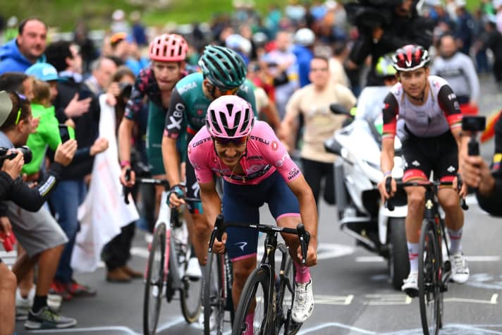 Wer wie Richard Carapaz beim Giro d’Italia Rosa trägt, ist der Gejagte und muss sich dem Druck stellen