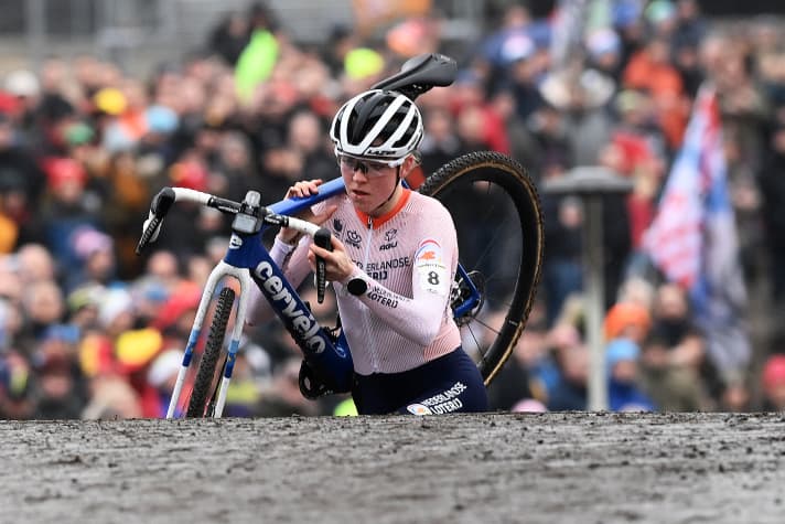 Auf dem Weg zum WM-Titel: Die spätere Weltmeisterin Fem van Empel bei der Cyclocross-WM 2023 in Hoogerheide, 4. Februar 2023