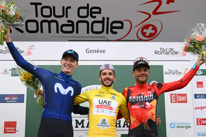 Adam Yates (Mitte) hat die Tour de Romandie 2023 vor Matteo Jorgenson (links) und Damiano Caruso gewonnen.