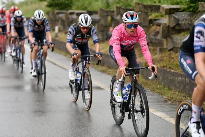 Nasse Straßen im Finale der 3. Etappe